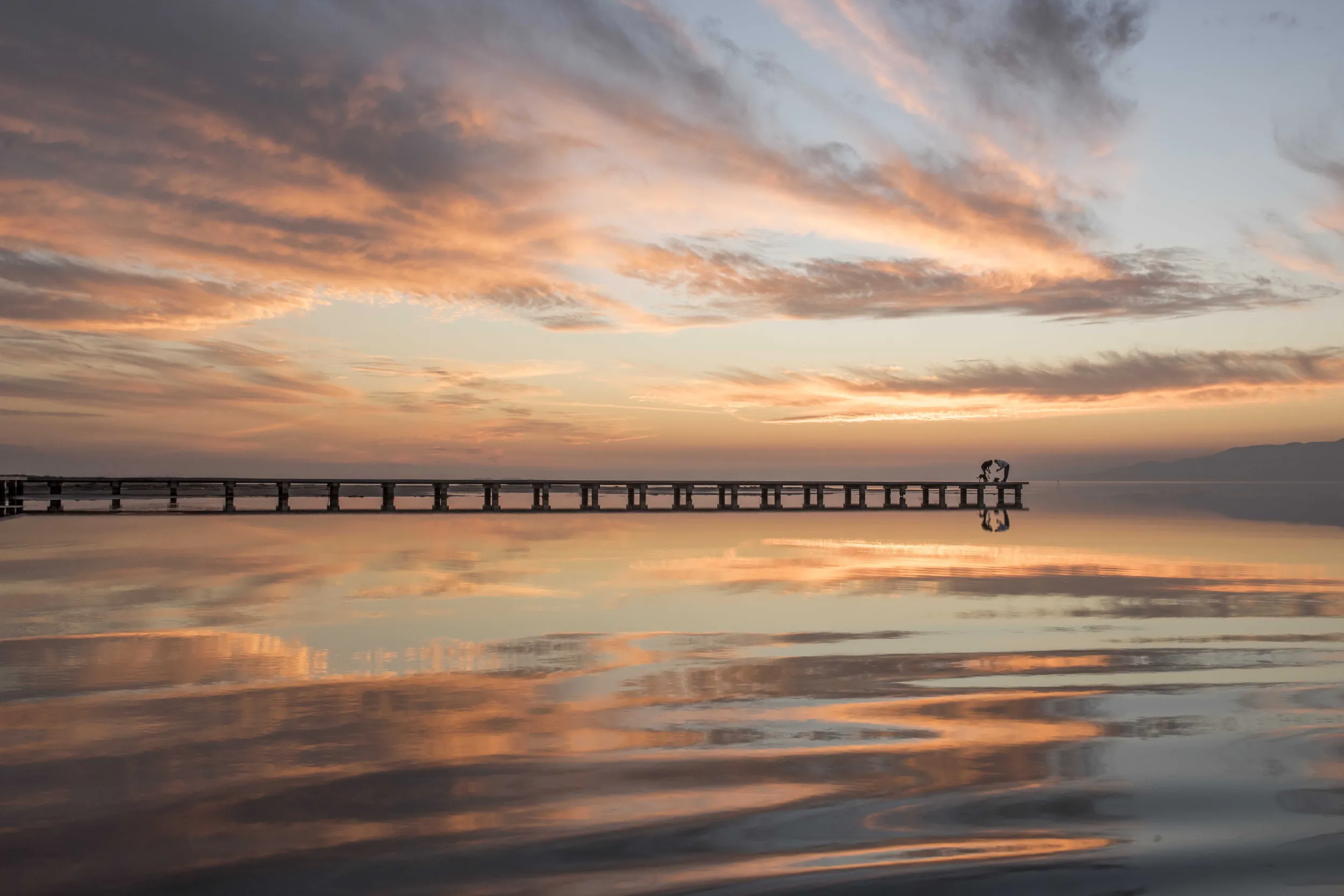 muelle al atardecer