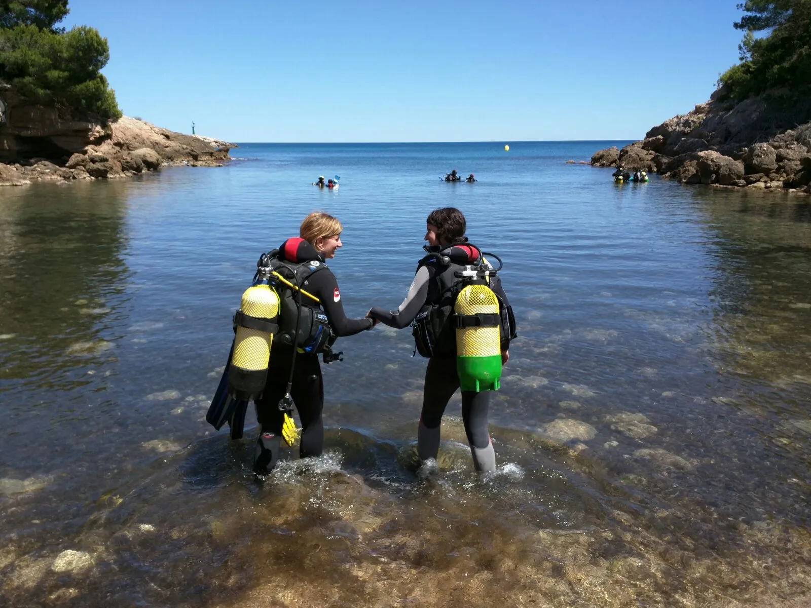 submarinistas agua rocas