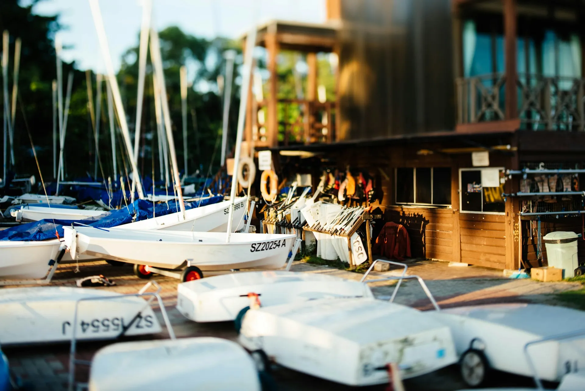 club nautico con embarcaciones