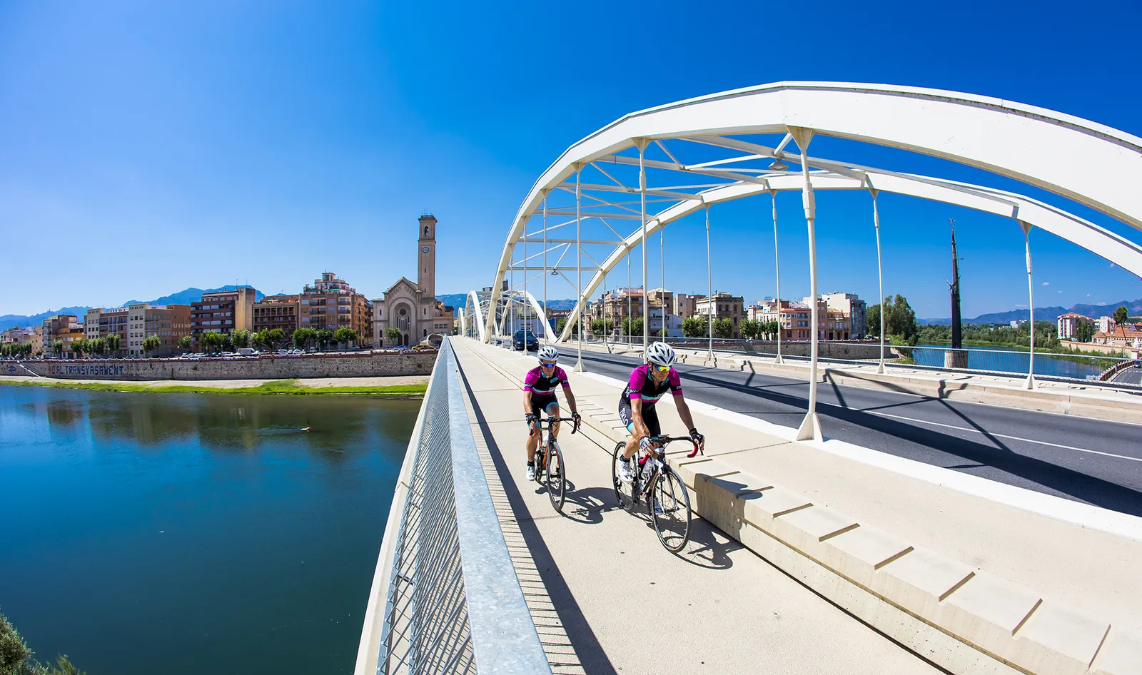 Ciclistes en un pont de Tortosa